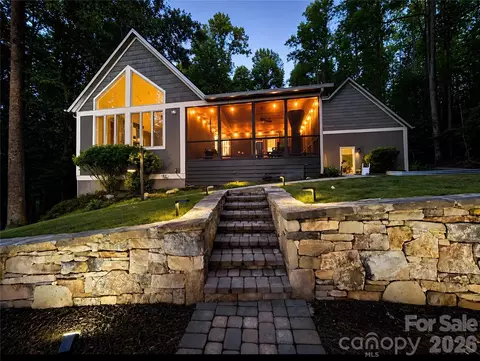 67 Reeses Ridge Ct, Hendersonville, NC 28739