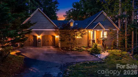 67 Reeses Ridge Ct, Hendersonville, NC 28739