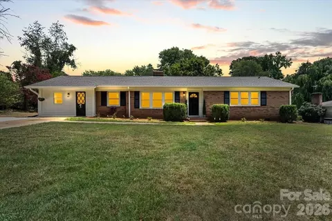 1614 Kenmore Dr, Statesville, NC 28625