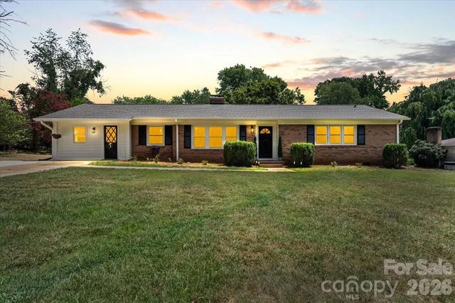 1614 Kenmore Dr, Statesville, NC 28625