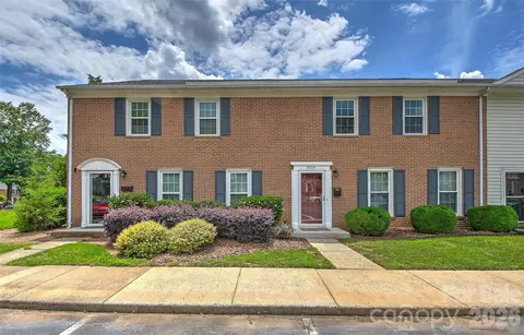 8333 Knights Bridge Rd, Charlotte, NC 28210