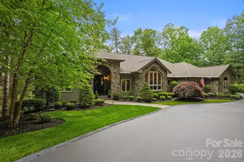 209 Pineholt Ln, Flat Rock, NC 28731
