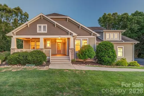 201 Skytop Farm Ln, Hendersonville, NC 28791