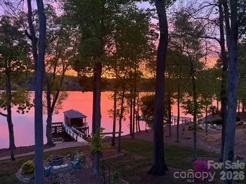 1017 Peninsula Dr, Belmont, NC 28012