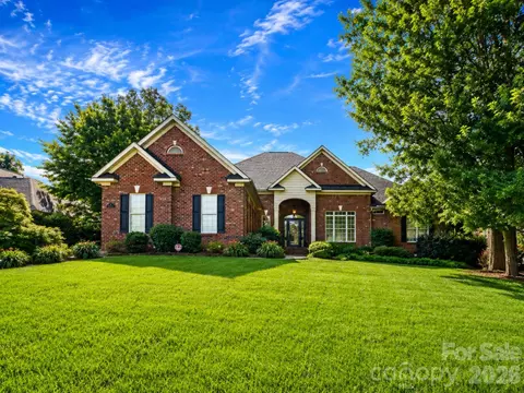 526 Ballymote Ct, Matthews, NC 28104