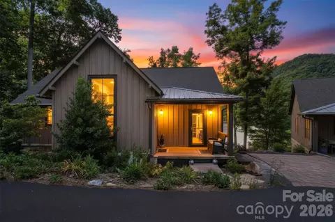 561 Harbor Ridge Dr, Tuckasegee, NC 28783