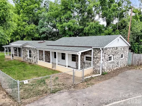 492 Riverbend St, Waynesville, NC 28786