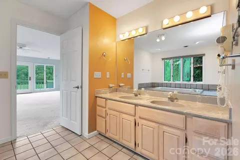Bath - 547 Windover Dr, Brevard, NC 28712 photo 3 of 6