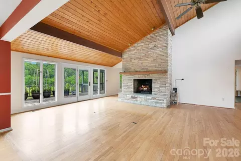 Living - 547 Windover Dr, Brevard, NC 28712 photo 4 of 9