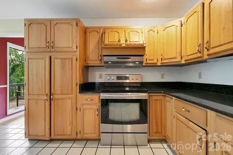 Kitchen - 547 Windover Dr, Brevard, NC 28712 photo 3 of 5