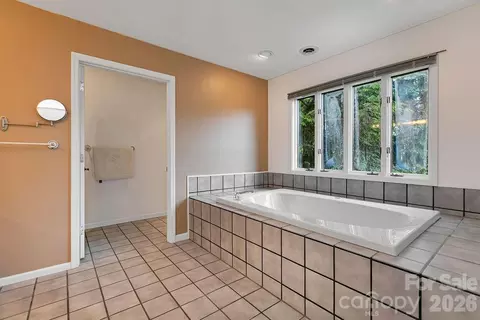 Bath - 547 Windover Dr, Brevard, NC 28712 photo 2 of 6