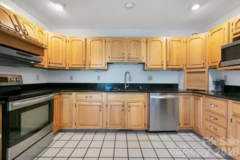 Kitchen - 547 Windover Dr, Brevard, NC 28712 photo 2 of 5