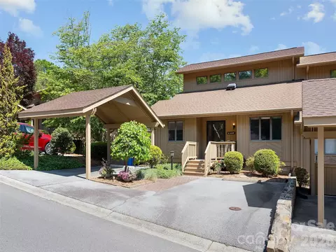 905 Red Oak Dr, Hendersonville, NC 28791