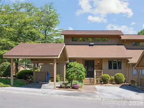 905 Red Oak Dr, Hendersonville, NC 28791