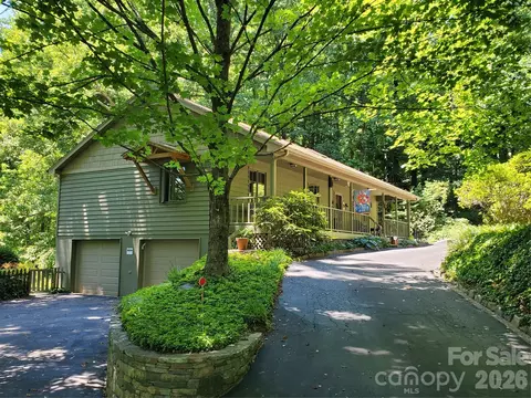 383 Ravenwood Ln, Horse Shoe, NC 28742