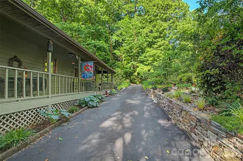 383 Ravenwood Ln, Horse Shoe, NC 28742