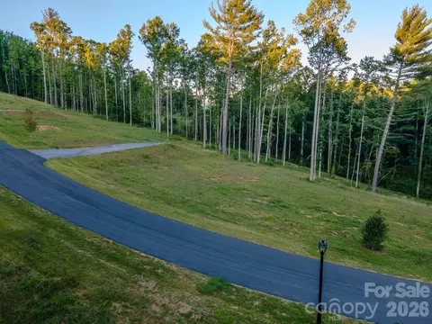425 Irvine Dr, Fairview, NC 28730
