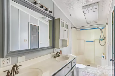 Bath - 19 Dot St, Clyde, NC 28721 photo 2 of 2