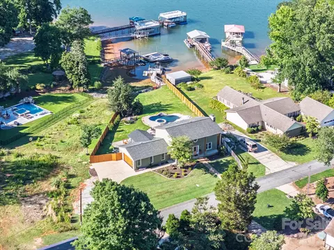 8005 Island View Ct, Denver, NC 28037