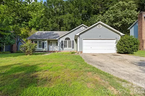 8704 Hornwood Ct, Charlotte, NC 28215