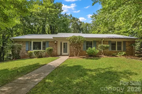 709 Forest Ridge Dr, Hendersonville, NC 28791