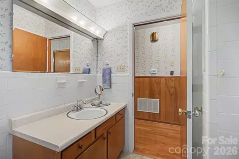 Bath - 788 Alexander Rd, Alexander, NC 28701 photo 3 of 3