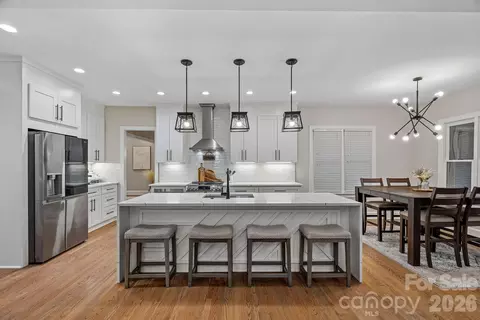 5634 Camelot Dr, Charlotte, NC 28270