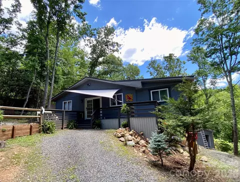 384 Bear Cub Dr, Spruce Pine, NC 28777