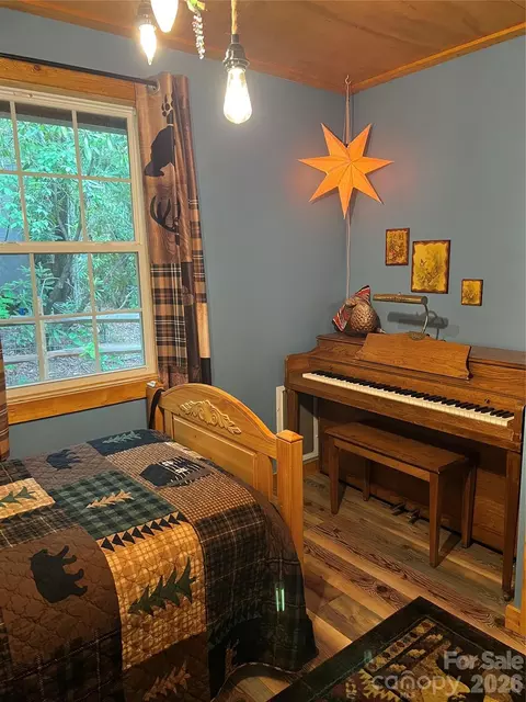 Bedroom - 384 Bear Cub Dr, Spruce Pine, NC 28777 photo 9 of 10