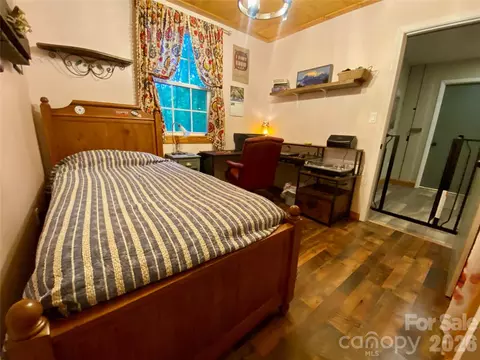 Bedroom - 384 Bear Cub Dr, Spruce Pine, NC 28777 photo 6 of 10