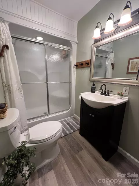 Bath - 384 Bear Cub Dr, Spruce Pine, NC 28777 photo 2 of 3
