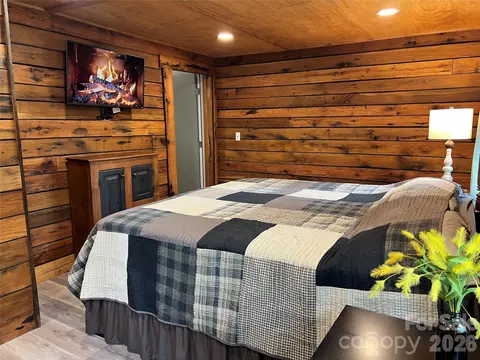 Bedroom - 384 Bear Cub Dr, Spruce Pine, NC 28777 photo 3 of 10