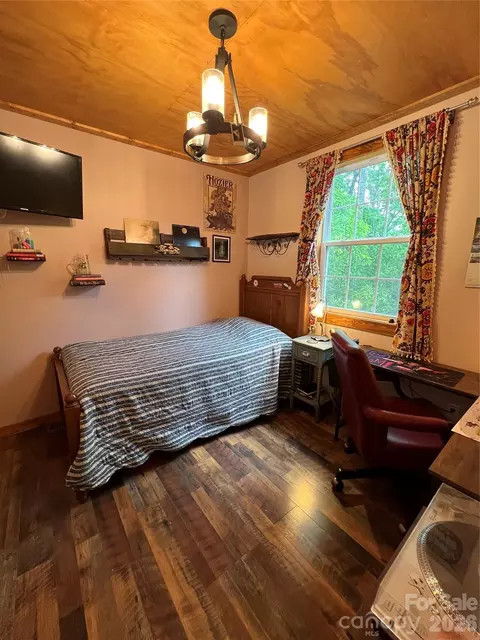 Bedroom - 384 Bear Cub Dr, Spruce Pine, NC 28777 photo 5 of 10