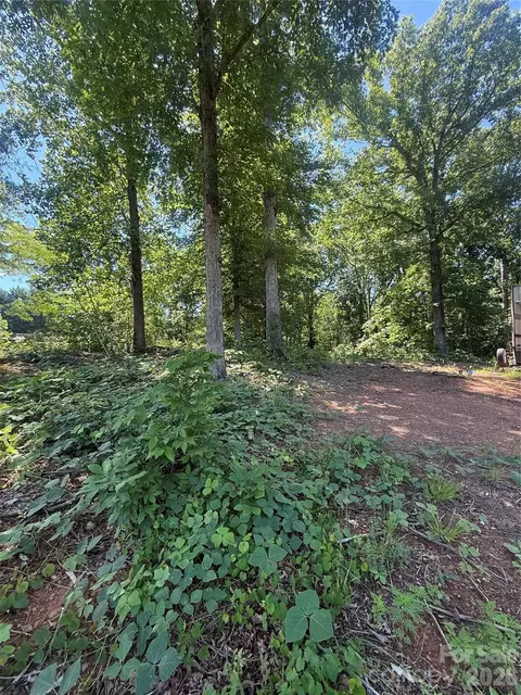 4075 Mamas Garden Dr, Hickory, NC 28602