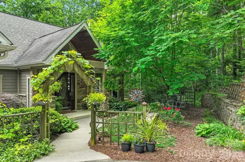 522 Silver Hawk Ln, Weaverville, NC 28787