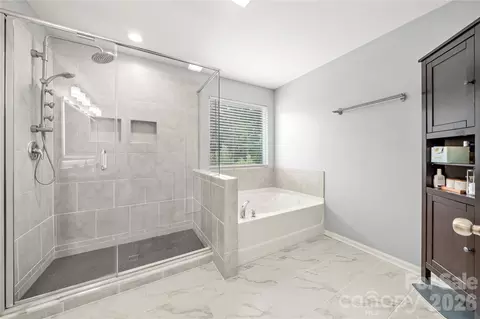 Bath - 1035 Beacon Ave, Monroe, NC 28110 photo 2 of 4
