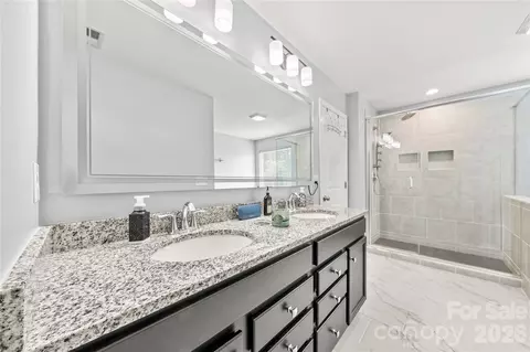 Bath - 1035 Beacon Ave, Monroe, NC 28110 photo 3 of 4