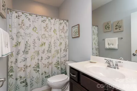 Bath - 17718 Morehampton Ave, Cornelius, NC 28031 photo 2 of 3