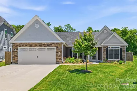 97 Spence Dr, Hendersonville, NC 28739