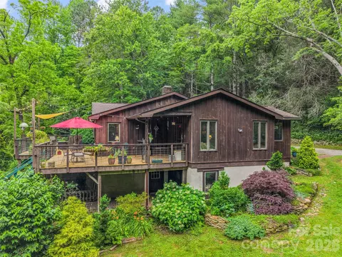 2212 Green River Rd, Zirconia, NC 28790