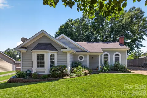 907 Gretna Green Dr, Charlotte, NC 28217