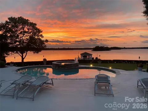 2477 Peninsula Shores Ct, Denver, NC 28037
