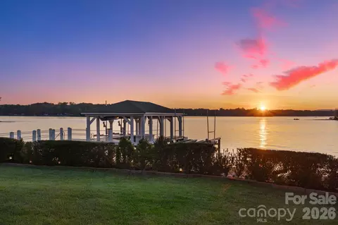 2477 Peninsula Shores Ct, Denver, NC 28037