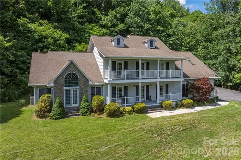 302 Davy Crockett Dr, Maggie Valley, NC 28751