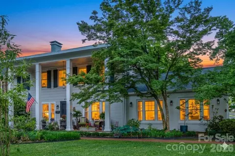 832 4th W Ave W, Hendersonville, NC 28739