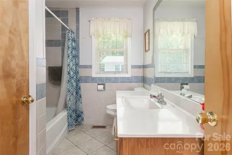 Bath - 2800 Coxe Rd, Tryon, NC 28782 photo 2 of 3