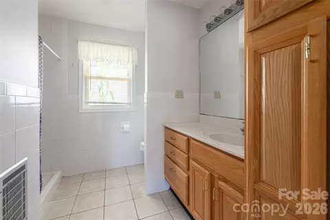 Bath - 2800 Coxe Rd, Tryon, NC 28782 photo 1 of 3