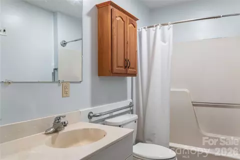 Bath - 2800 Coxe Rd, Tryon, NC 28782 photo 3 of 3