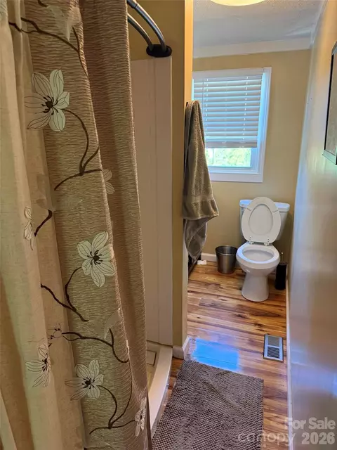 Bath - 102 Phillips Rd, Spruce Pine, NC 28777 photo 2 of 2
