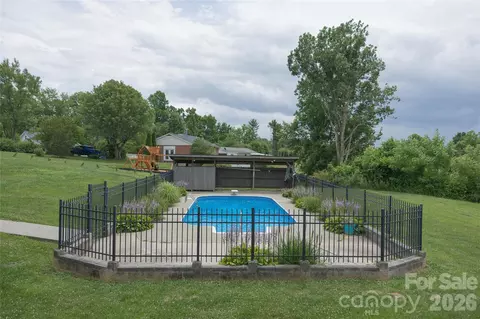 Exterior - 102 Phillips Rd, Spruce Pine, NC 28777 photo 4 of 6